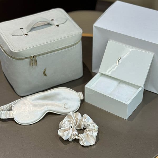 2026 Designer perfume Classic Cosmetic Beauty Pouch Makeup Organizer Box Storage Case Toiletry Bag With Hairband Sleep cologne Mask VIP GIFT Free Shipping