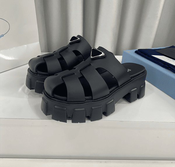 Women's thick soled platform sandals foam rubber slippers Fashion triangle metal slippers High quality outdoor oversized sole single shoes
