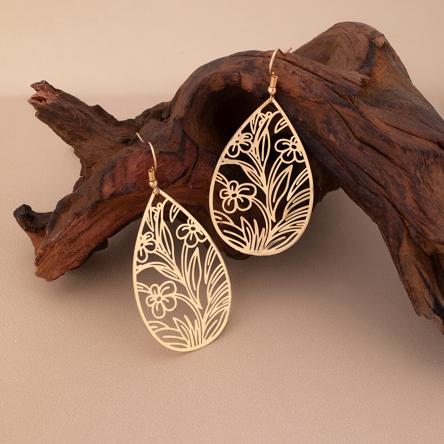 TEMU A Pair Of Elegant And Exquisite Teardrop-shaped Drop Earrings With Intricate Hollow-out Floral And Grass Designs, Perfect For Daily Wear And Gifting To Women