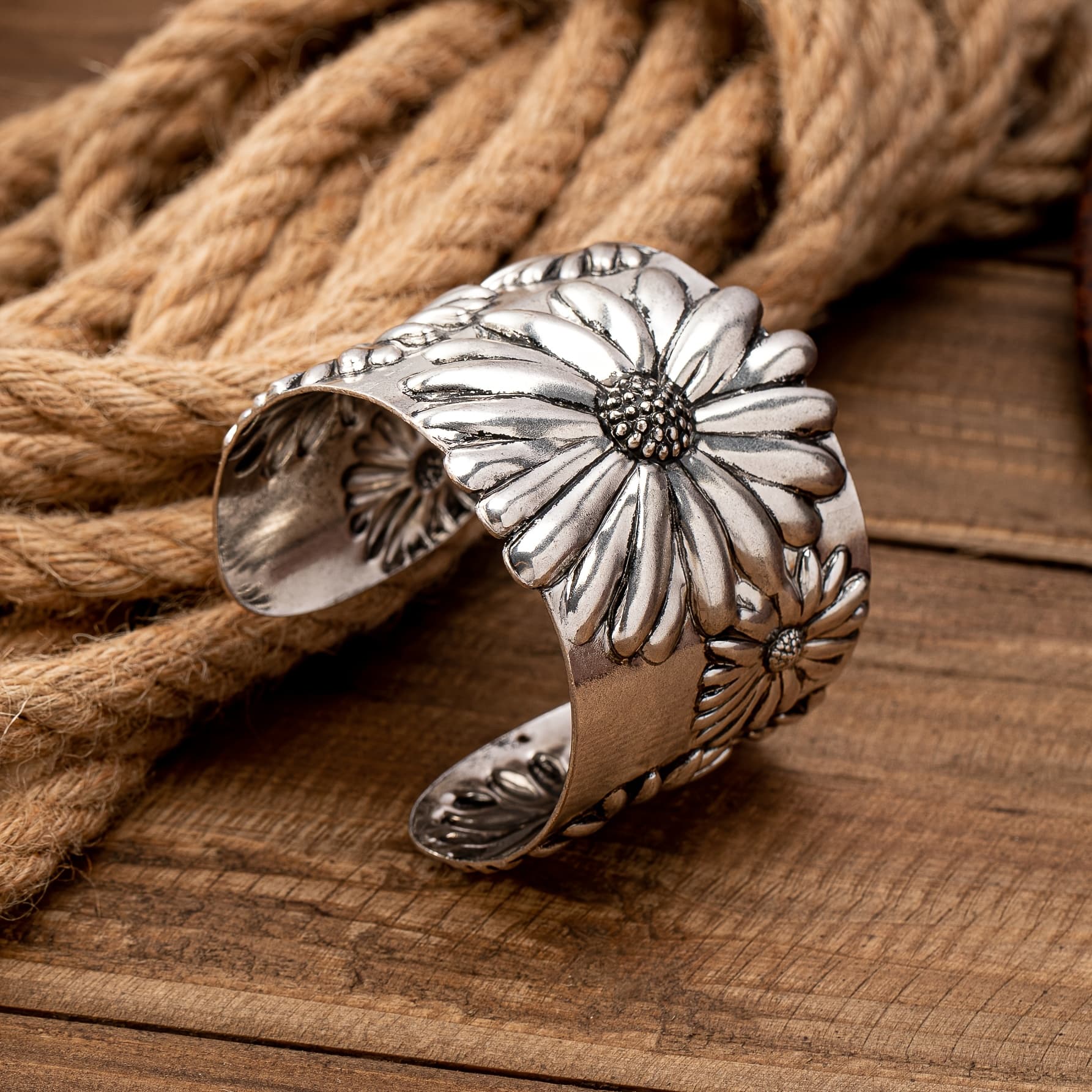 TEMU A Western Cowboy Style Fashion Daisy Flower Embossed Temperament Sunflower Version Women's Bracelet