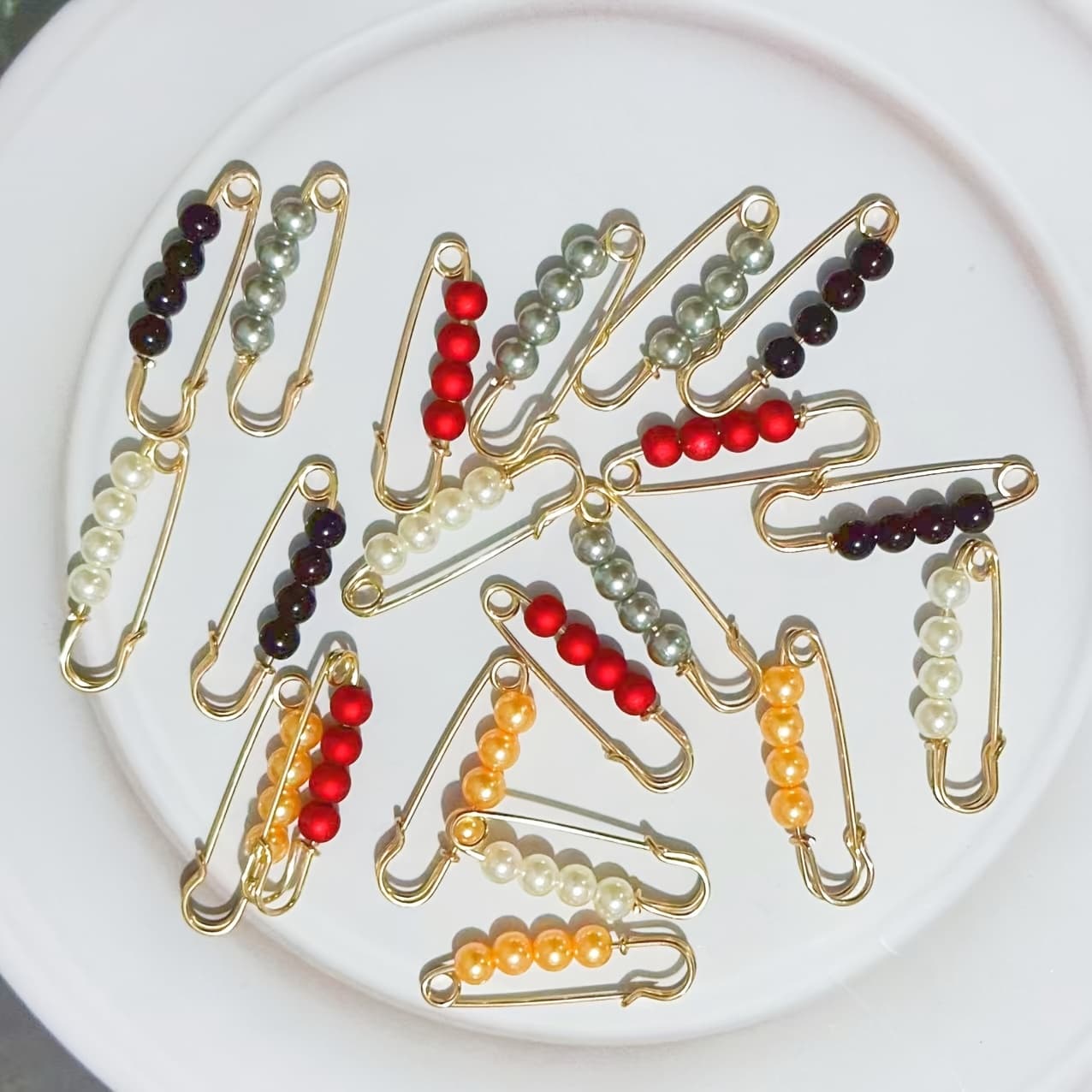 TEMU 20pcs Cute And Simple Scarf Clips, Suitable For Use: Securing Clothes, Tucking Waistbands, Preventing Wardrobe Malfunctions, Decorative Safety Pins. Outfit Coordination And As Gift Accessories