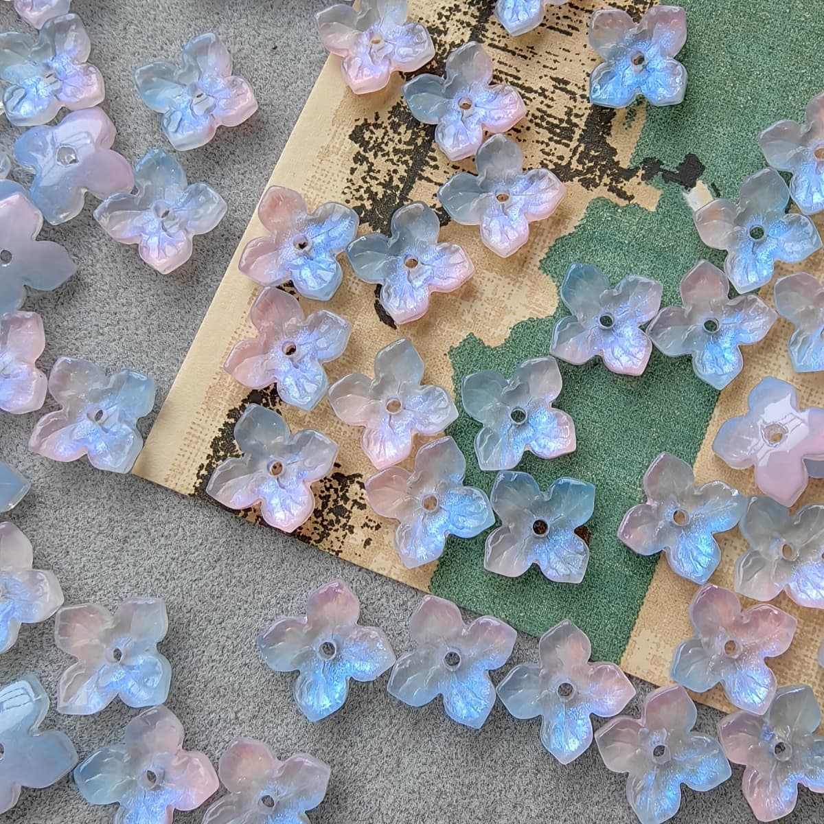 TEMU 40pcs 10mm Shimmering Glass Hydrangea Petal Beads, Gradient Pink & Light Blue Floral Charms For Adult Making, Fairycore Hairpin Supplies