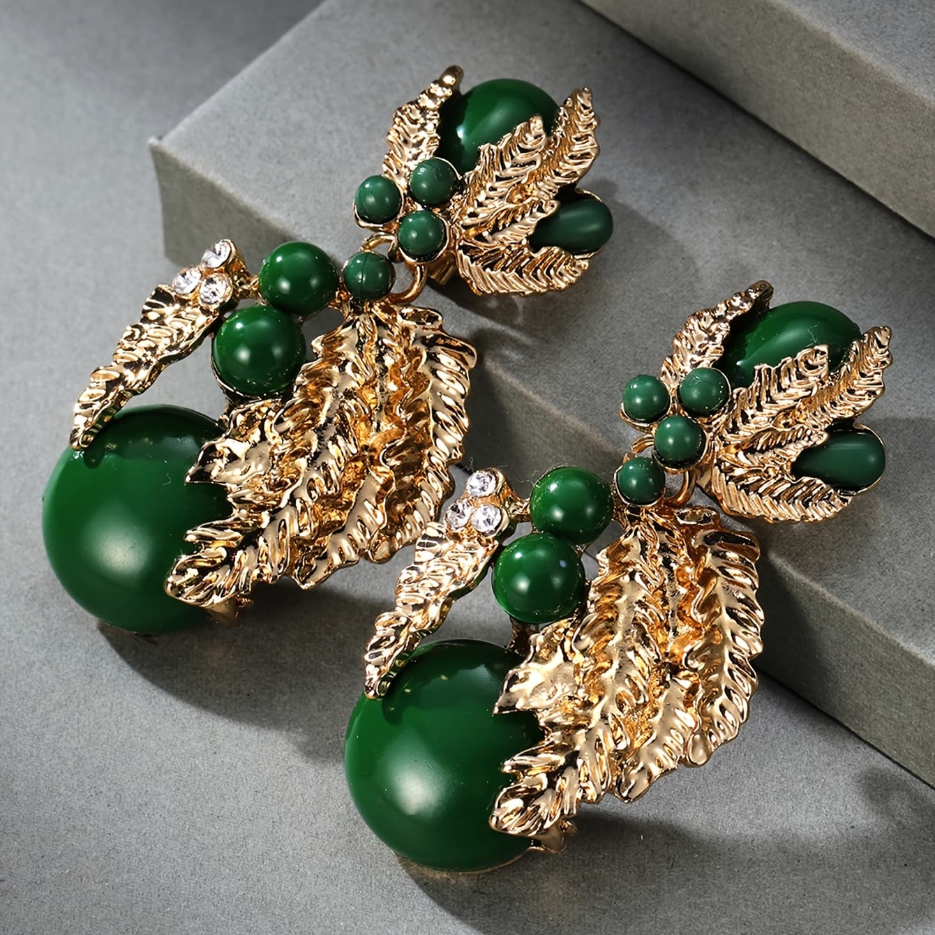 TEMU A Pair Of Sweet And Elegant Resin Flower Ear Clips, Perfect For Women's Holiday, Birthday, Date, Party, Vacation, Shopping, Daily Wear, And Commuting Accessories
