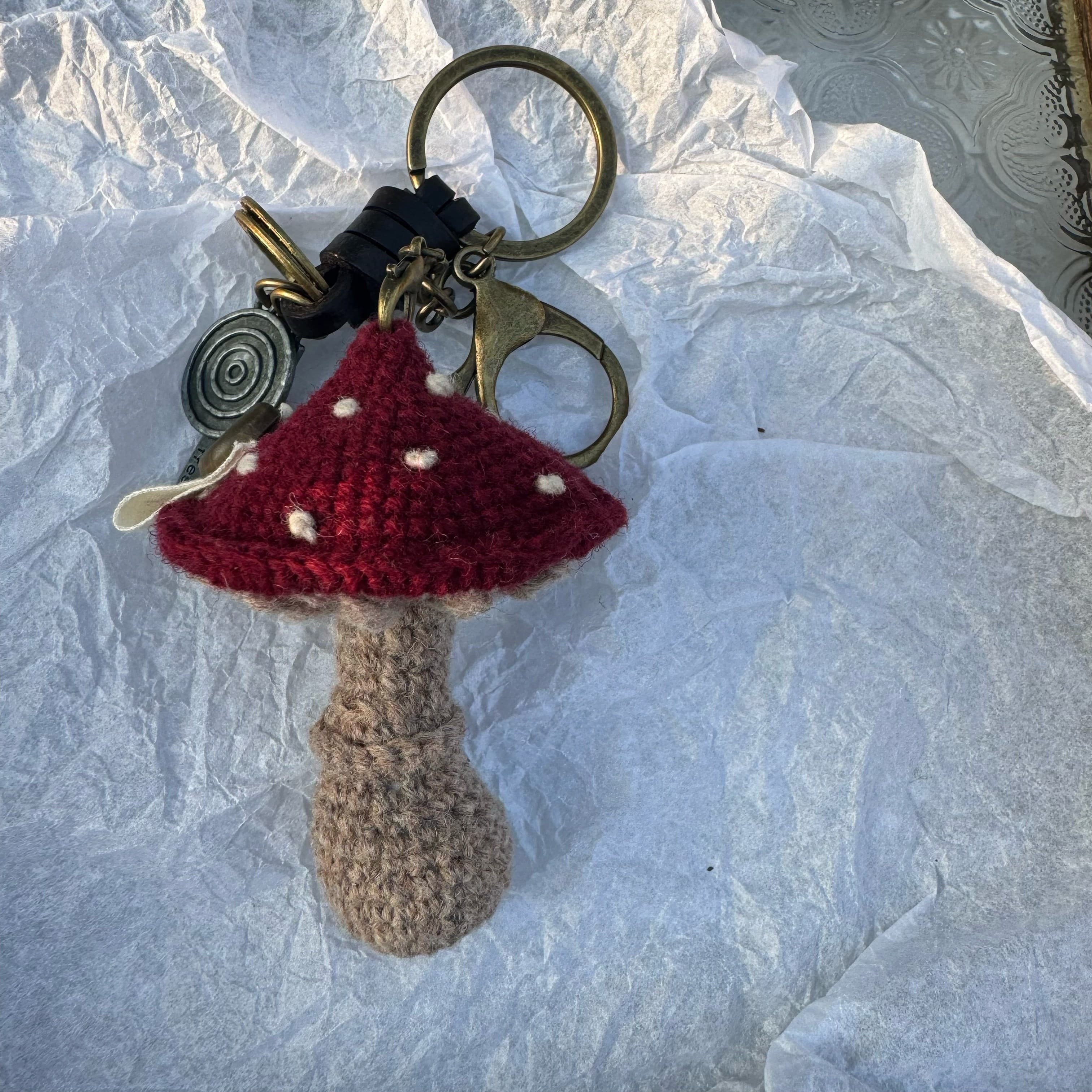 TEMU Handmade Crochet Keychain Finished Product, Cute Vintage Mushroom Keychain, Wallet, Bag, Backpack, Pendant, Earplug Case Accessory, Women's Holiday Gift