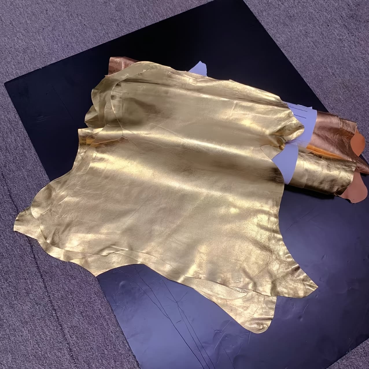 TEMU High-quality Sheepskin, Pink And Golden, The Texture Is Soft And Fine, With Good , Thickness 0.8mm, Suitable For All Kinds Of Enthusiasts Or Handmade Leather Goods Making