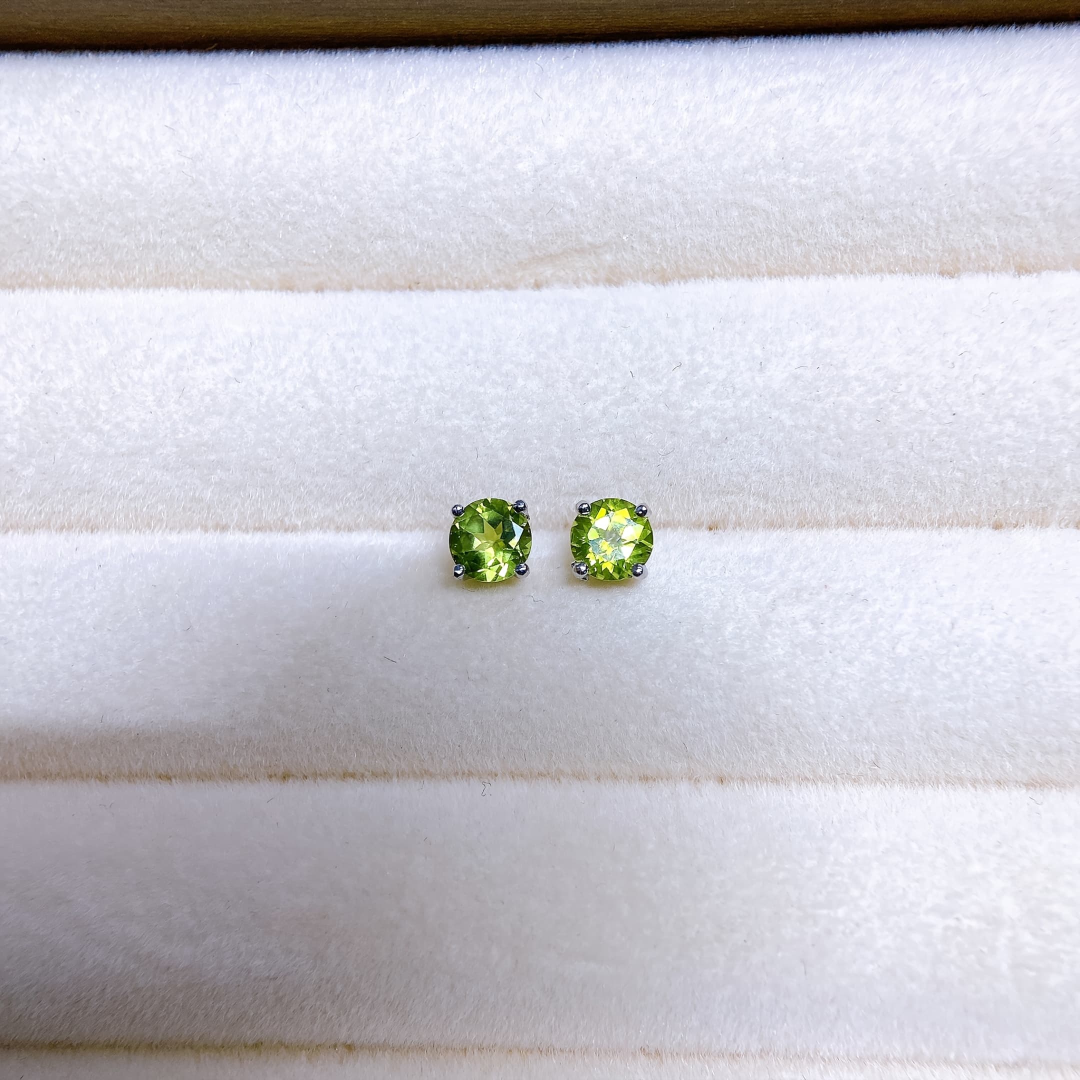 TEMU Natural Peridots Earrings, Featuring An Elegant And , Are Suitable For Women To , At Parties, And On Special Occasions. Are An For Gifting