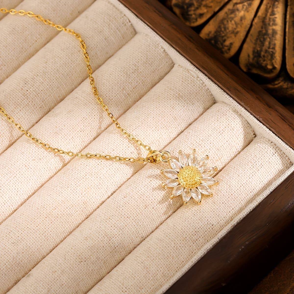TEMU 1pc Of Sunflower Pendant Necklace, With Exquisite , High-quality And Non-fading Titanium Steel Chain, Suitable For Daily Wear, As Well As For Pairing On Festivals Or As A Gift For Men And Women.