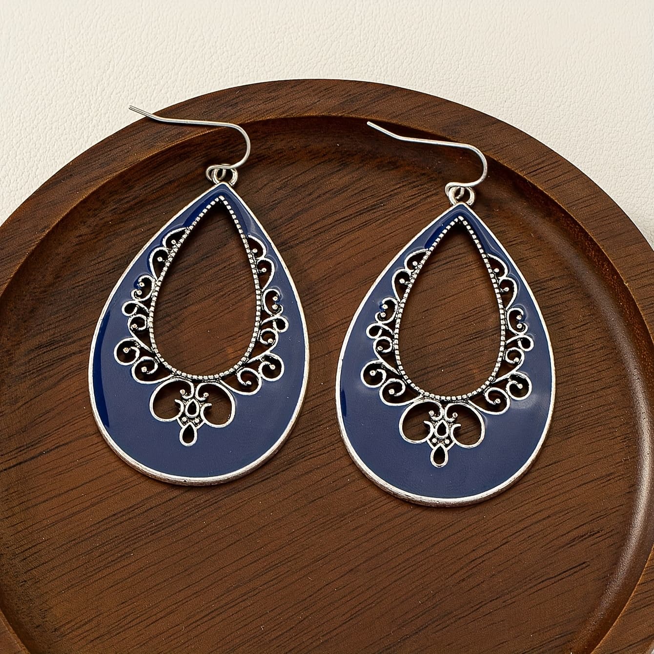 TEMU Pair Of Fashionable Trendy Enamel Hollow Floral Pattern Teardrop Earrings