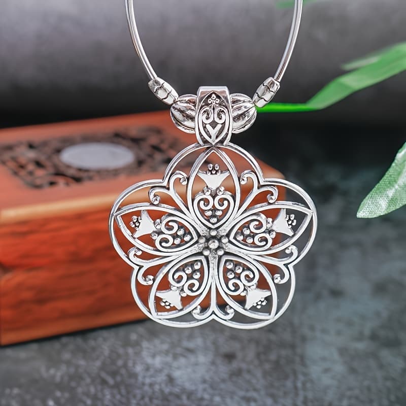 TEMU Unique 925 Silver Necklace In A Vintage Geometric Style: Hollow Floral Pendant An Innovative Jewelry Piece Ideal For Women.
