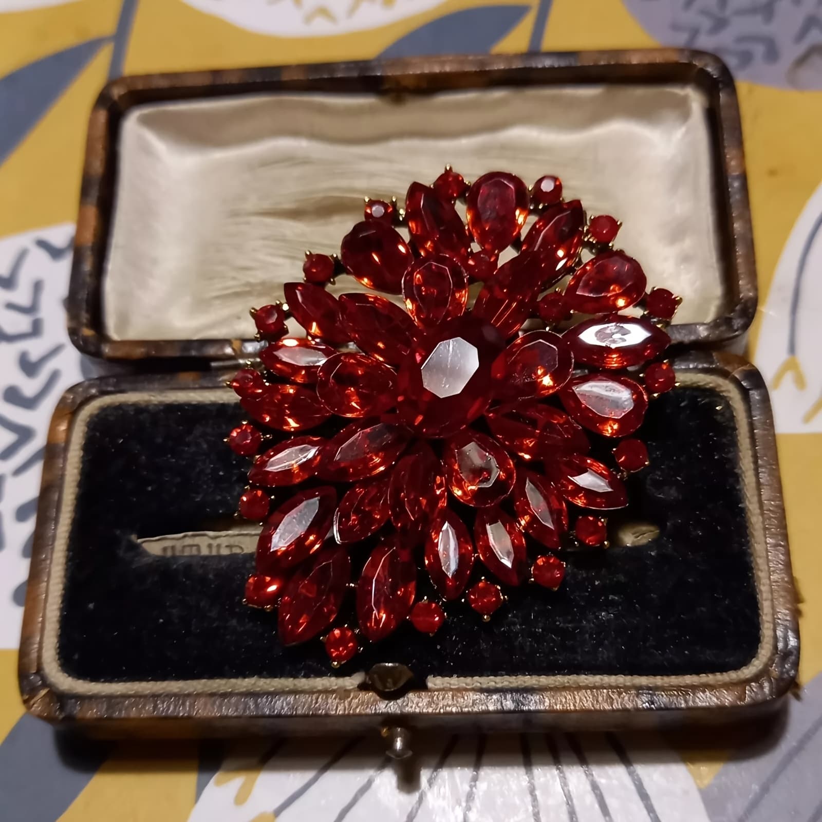 TEMU Red Brooch, Elegant Glass Teardrop Design, Versatile Accessory For Daily Wear And Special Occasions, Perfect For Christmas And Weddings.