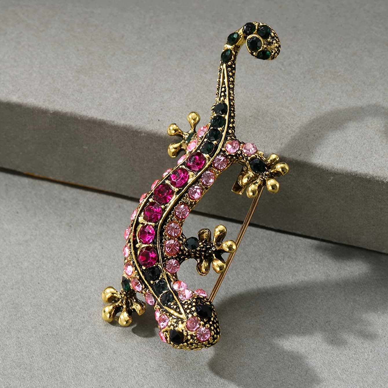 TEMU Elegant Cute Brooch Pin 18k Golden Plated Embellished Alloy - Versatile Fashion Accessory For Women, Perfect For Daily Wear, Parties, Dates, And Special Occasions