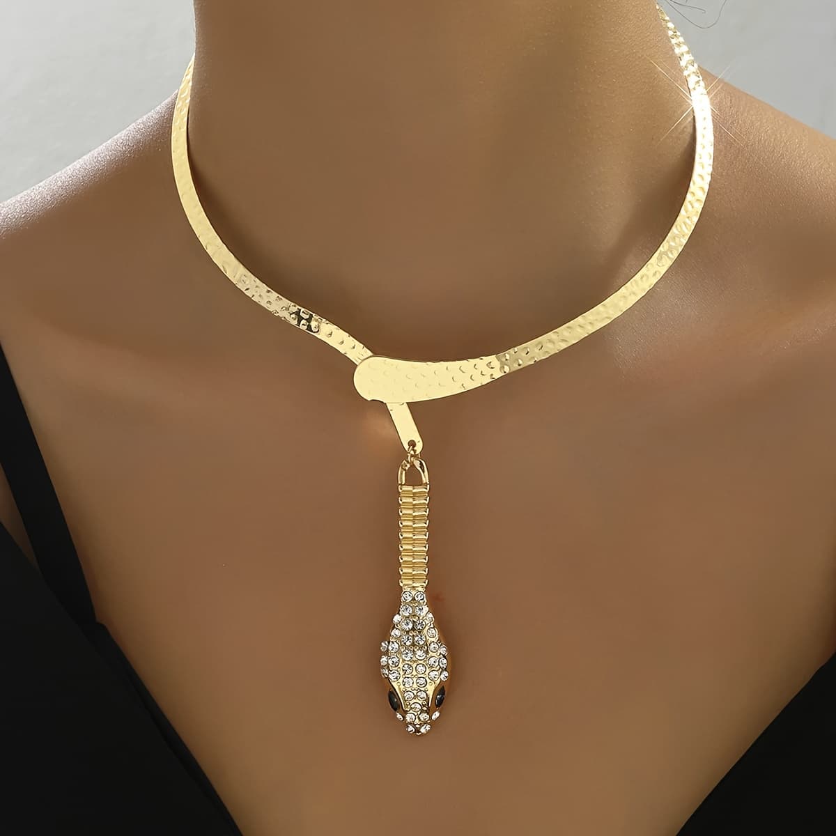 TEMU 1pc New Summer Minimalist Women's Choker, Vintage Bohemian Style With Sparkling Snake Pendant And Texture Neck Ring, Punk Hip-hop , Versatile Accessory For Daily Wear And Parties