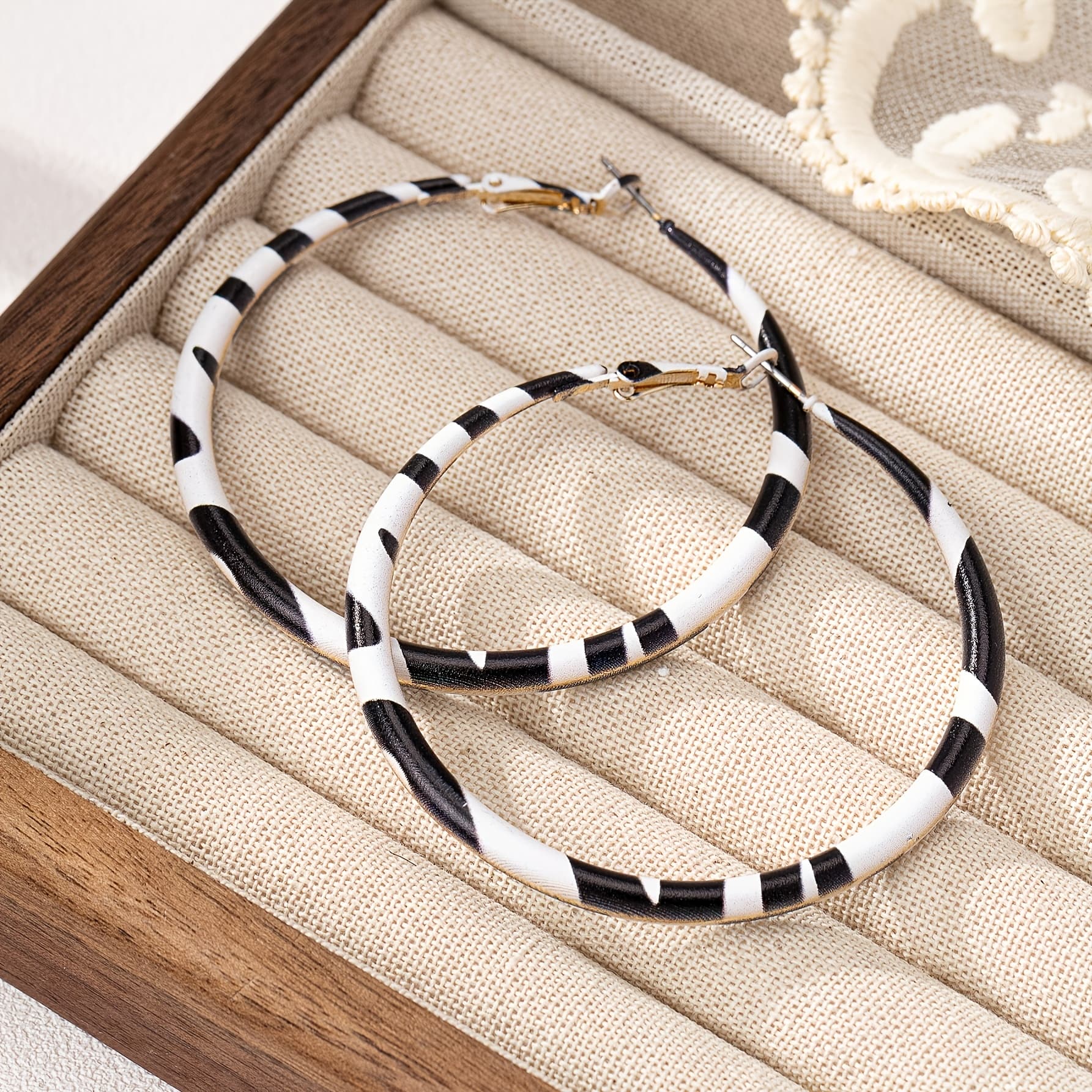 TEMU 2pcs Per Pair Geometric Print Black And White Pattern Round Thin Hoop Earrings, Animal Print Zebra Pattern Print Thin Hoop Earrings, Women's Casual Party Versatile Hoop Earrings