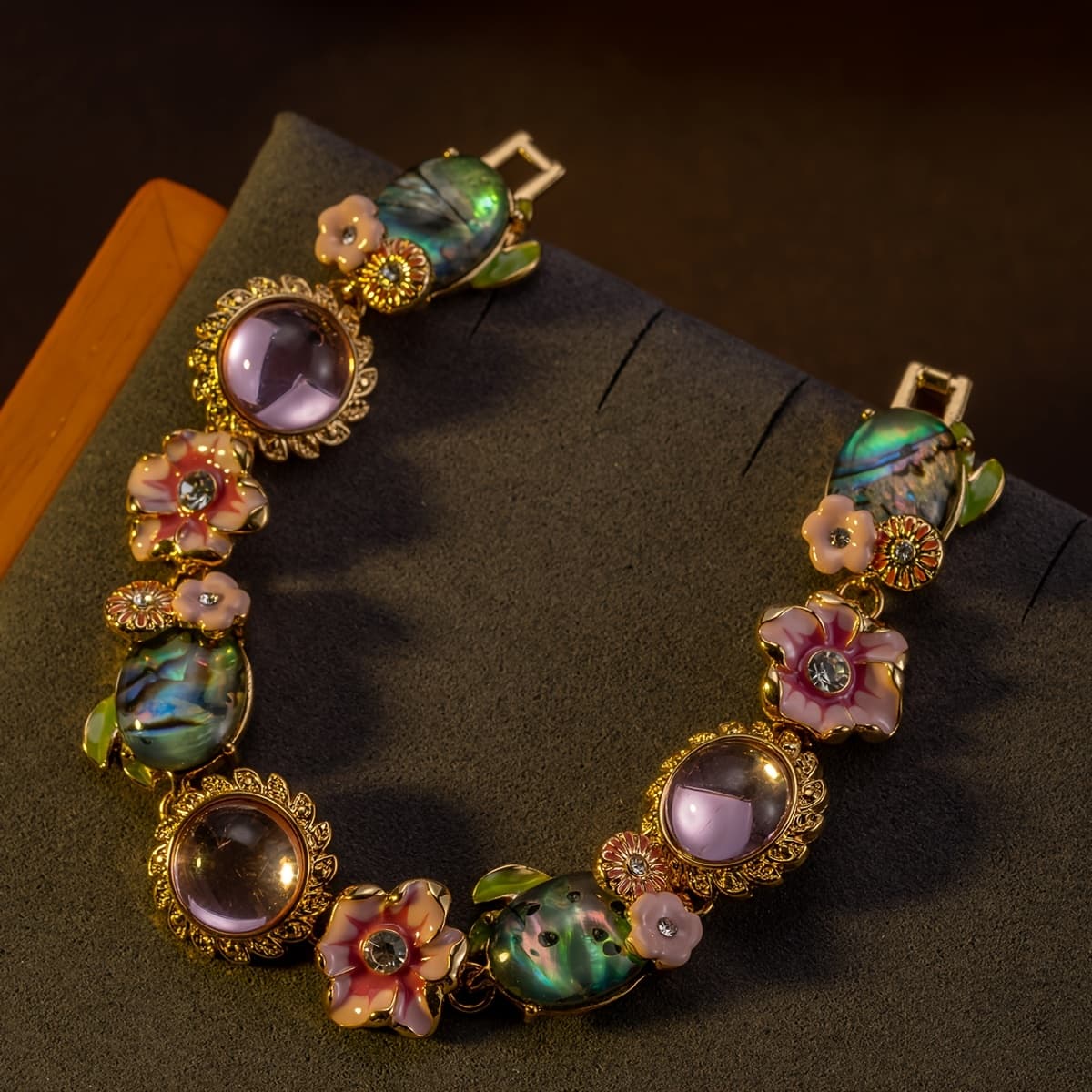 TEMU A Medieval -colored Floral Bracelet, Sweet Dopamine Bracelet For Women To Wear As A Gift With Strong Design Sense