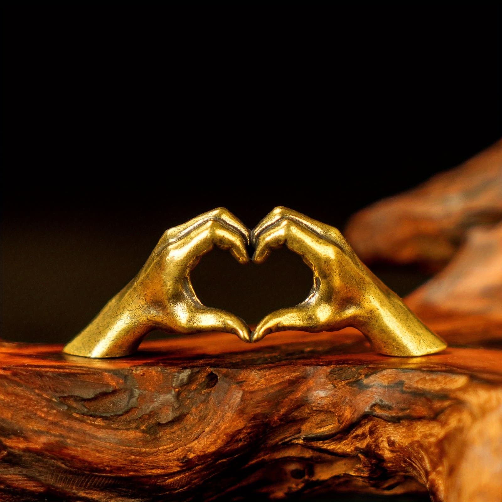 TEMU A Sculpture Of Hands In Solid Brass, Symbolizing With An Interlocked Heart Gesture, Perfect For Romantic Couples As A Gift Or Anniversary Present