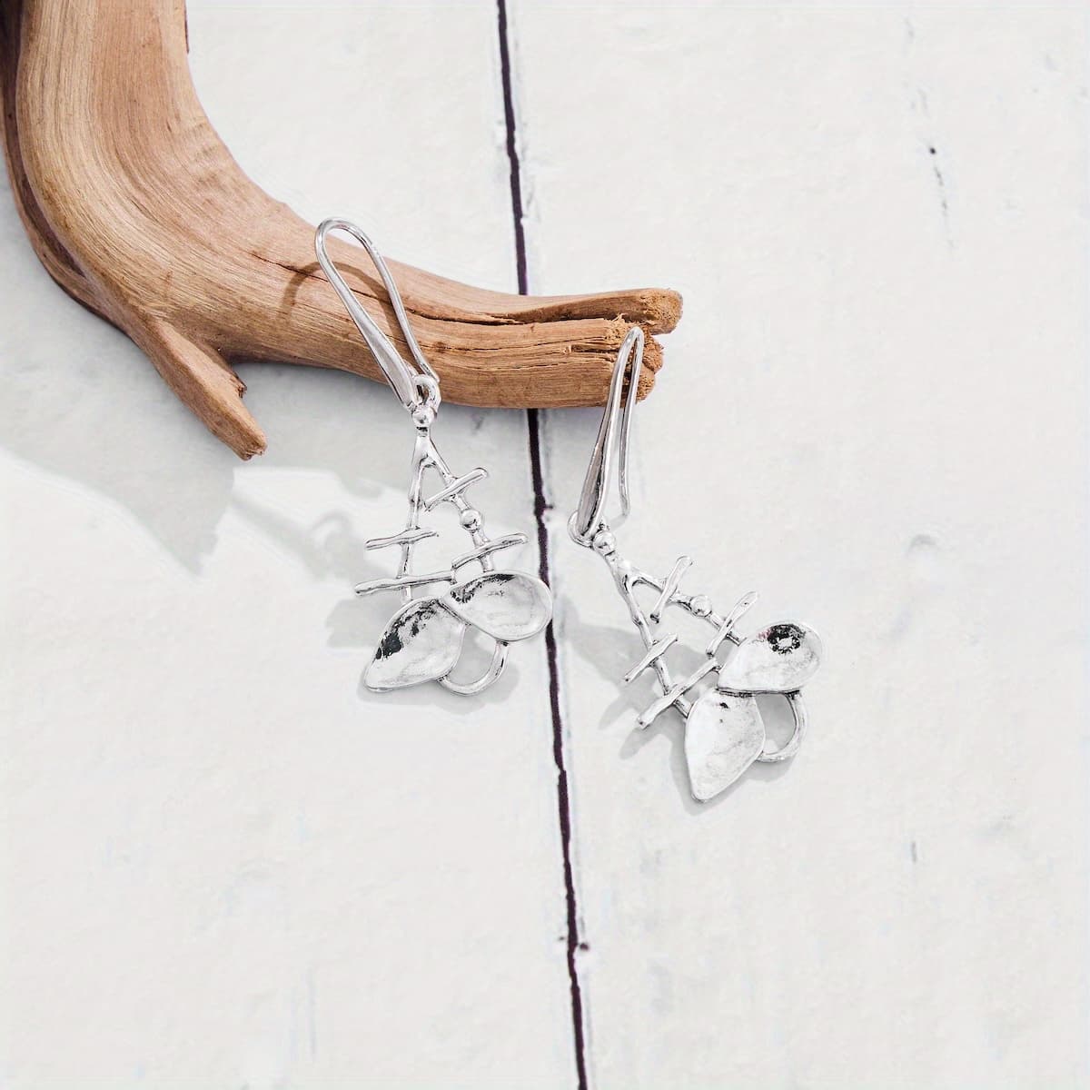 TEMU 1 Pair Vintage Teardrop Shaped Hollow Strip Pendant Earrings Daily Wear Jewelry For Gifting , Without Battery