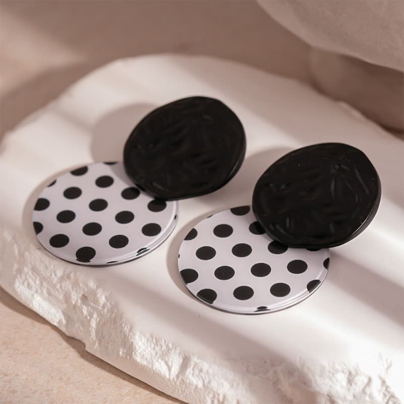TEMU A Pair Of Vintage Fashionable Exaggerated Acrylic Round Black And White Polka Dot Earrings