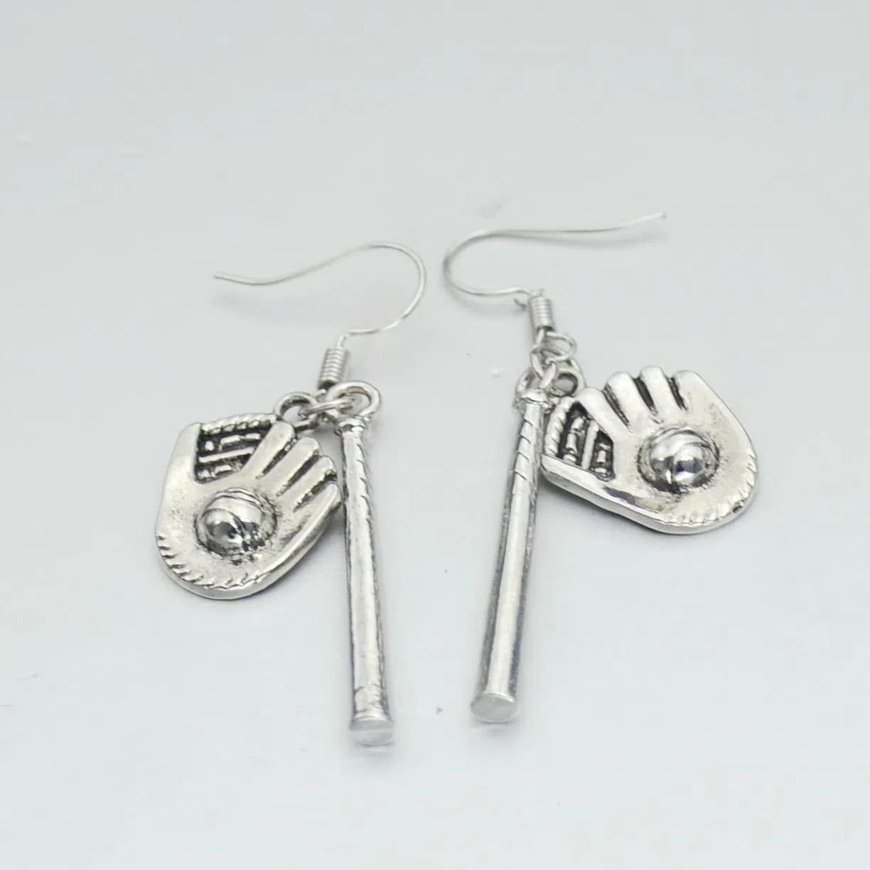 TEMU 1 Pair Retro Fashion Baseball Gloves Pendant Earrings Valentine's Day Anniversary Birthday Party Gifts Jewelry, Without Battery