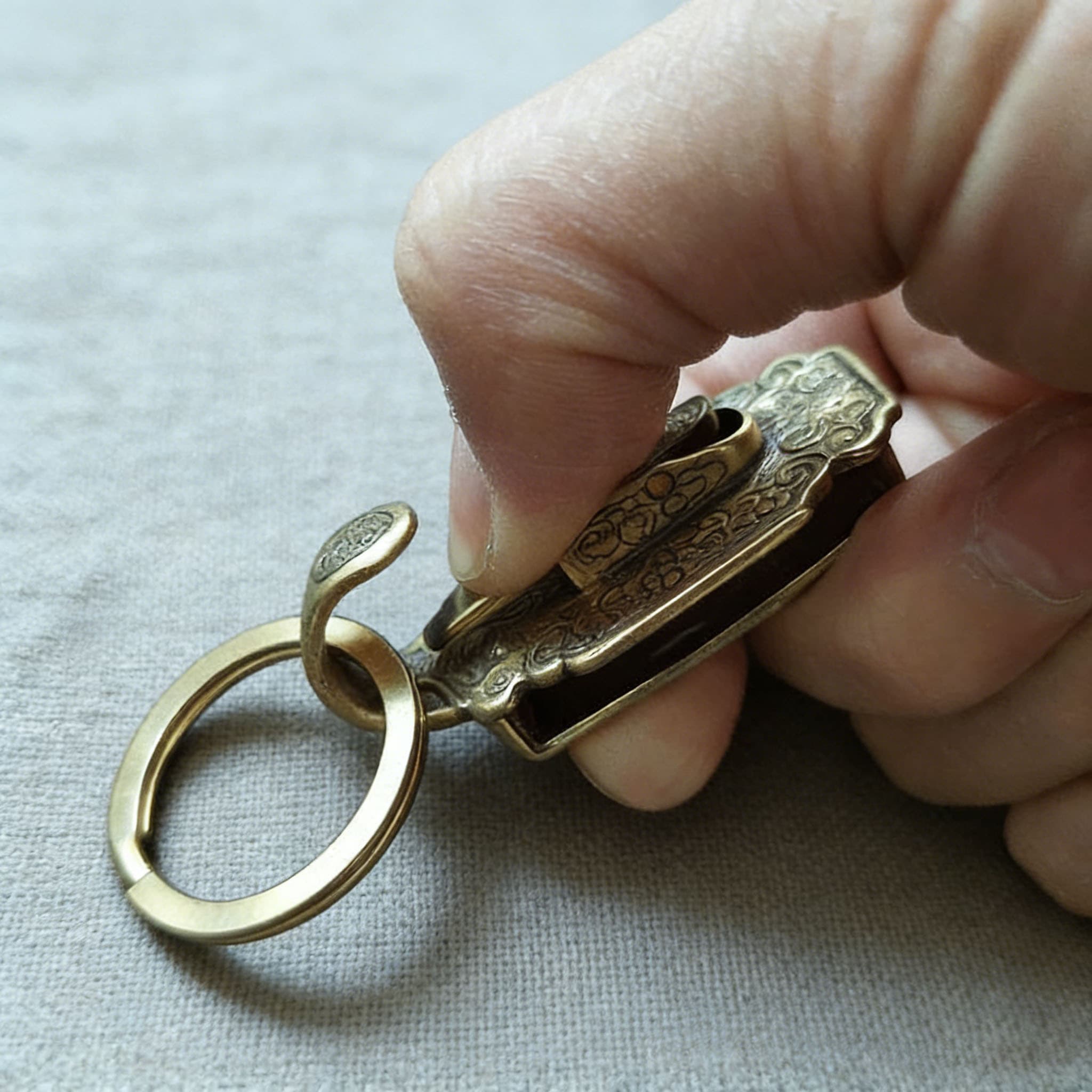 TEMU 1pc Vintage Durable Pure Keychain Clip | High-quality Brass Waist Accessory, Perfect Gift For Father's Day, Birthdays, And Other Occasions, Essential For Men' Use And Gift