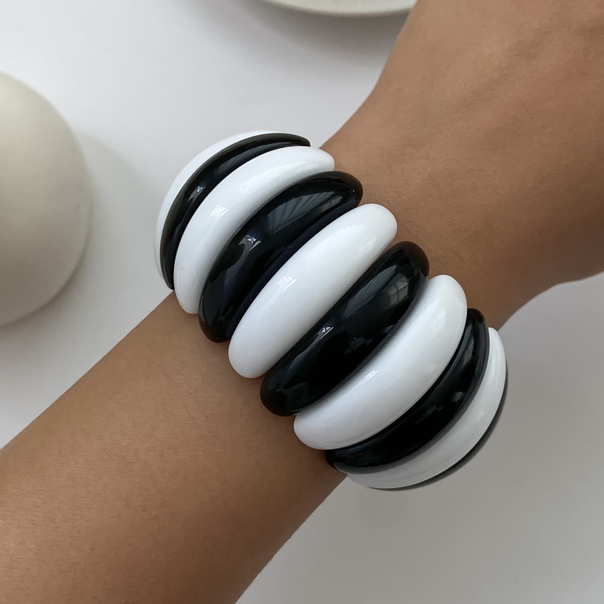 TEMU 1pc Fashion Thickened Wide Black And White Elastic Resin, Vintage Elegant Women's Fashion – Perfect Gift For Students And , Suitable For Daily Wear, Parties, Vacations, And, Trendy Wristwear