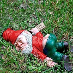 1pc Drunken Garden Gnome Statue, 5.91inch Resin Garden Gnome Crafts, Garden Decoration, Creative Garden Statue Decor, Weatherproof Funny Garden Gnome Ornament