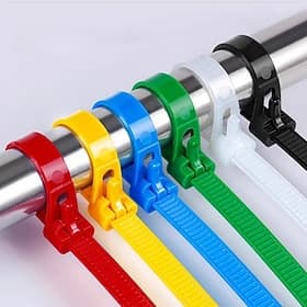 100 Stück wiederverwendbare selbstsichernde Kabelbinder aus Nylon 5 × 300 mm – robuste, verstellbare Kabelbinder mit Schnallendesign zum Sichern von Kabeln und
