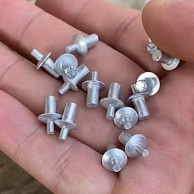 Assortiment de rivets à enfoncer tout aluminium, 100 pièces, tête plate rivets à expansion à tête fraisée pour fixation sur métal, bois, plastique, jeu de rive