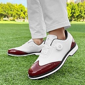 Zapatos de golf para hombre: diseño cómodo en blanco y burdeos para un rendimiento y estilo en el campo.