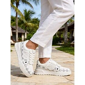 Mocassins blancs pour homme, respirants et légers, parfaits pour les séjours en plein air, les vacances actives et les moments de détente à la plage.