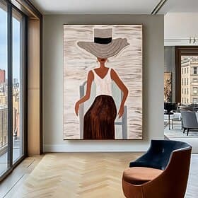 Grande toile abstraite représentant une femme coiffée d'un chapeau, peinte à la main dans des tons beige neutres, idéale pour un salon moderne. Toile abstraite