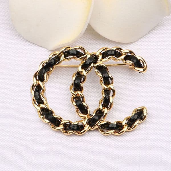Classic Small Sweet Wind Luxurys Brand Chain Design Brooch Handmade Women C Letters Brooches Suit Pin Fashion Jewelry Clothing Dec