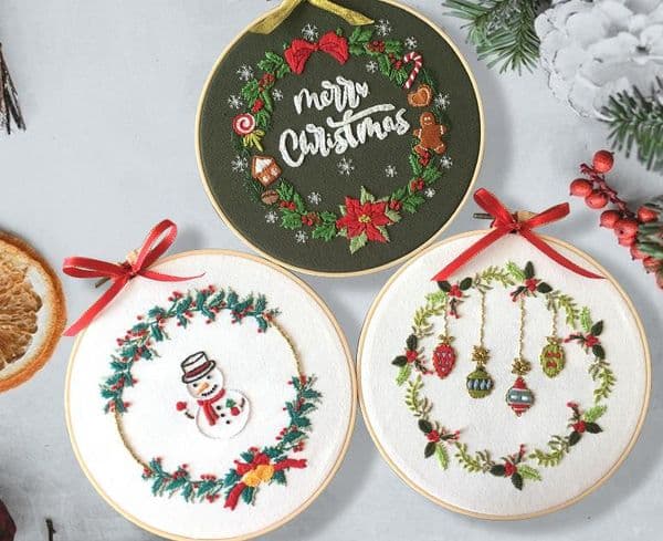 Party Favor Christmas DIY Embroidery Starter Kit with Xmas Themed Pattern Embroidery Hoop Cotton Linen Cloth Thread Needlework Sewing Craft SN3258