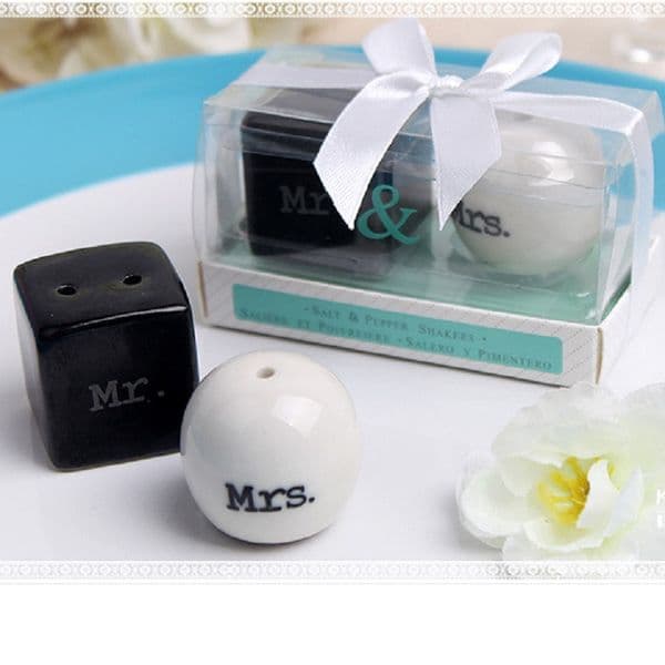 2pcs/set Cube Cylinder Ceramic Mr. & Mrs. Salt Pepper Shakers White Black Shaker Reception Party Gift Wedding Favor wa3203