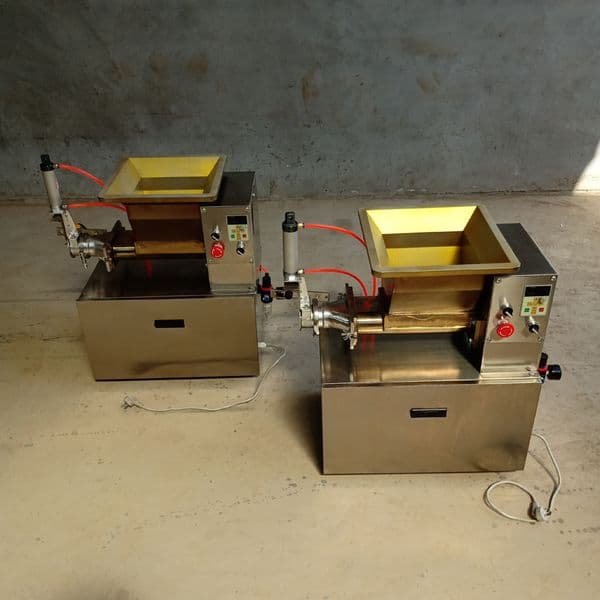 Automatic electric bakery dough cutting machine stainless steel dough divider rounder roller machine 2700pc / h bun machine 400W