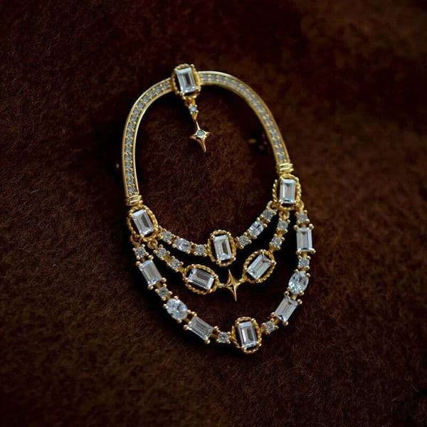 Original crystal inlaid retro hollowed out brooches for women Designer chic new in star Shiny broche wedding jewelry gift