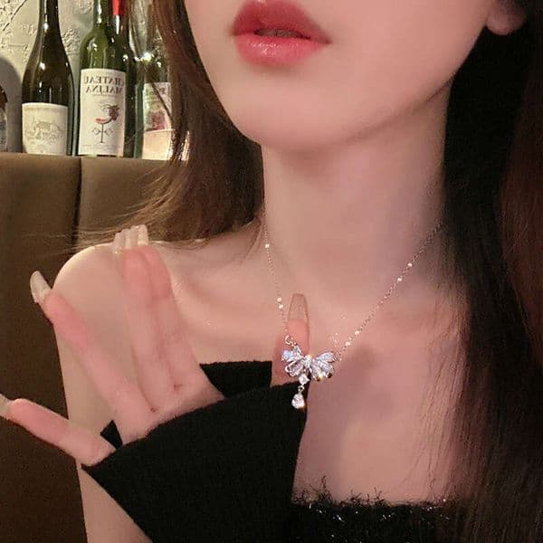 Fairy Tears~ Diamond-Studded Bowknot Necklace for Women, Light Luxury Niche Fashion, Elegant Water Drop Pendant Design Clavicle Chain