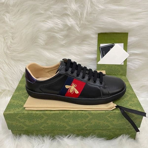 2026 high version of small white shoes men's and women's casual embroidery small bee sports couples all match board shoes juy00001