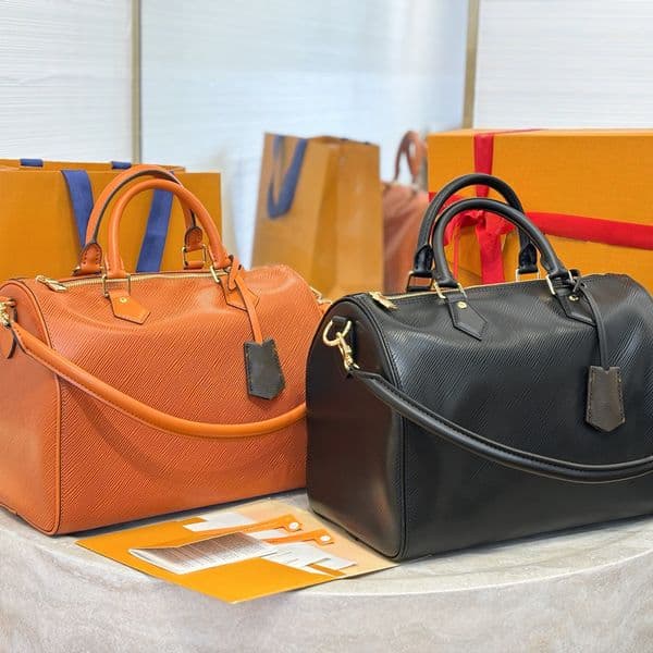 25915Shoulder Bags Water ripple effectv Leather can be used all year round There are various color schemes available including black and brown