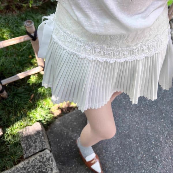 Winter new sexy girl style cake pleated skirt Korean elegant lace design short skirt fashionable women's short skirt luxury skirt