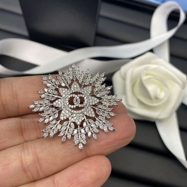 Brooches Pins Broche Designer Brooch Letter Womens Crystal Gold Plated Pin Wedding Party Dress Jewelry Christmas Gifts