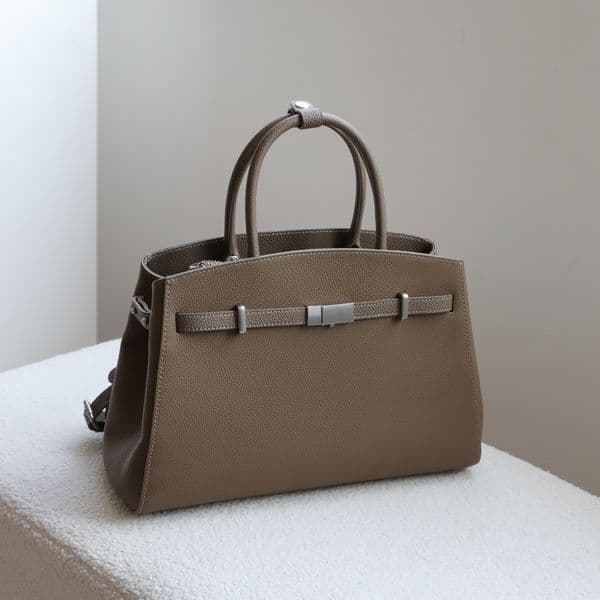 Master quality Versatile and stylish commuter bag