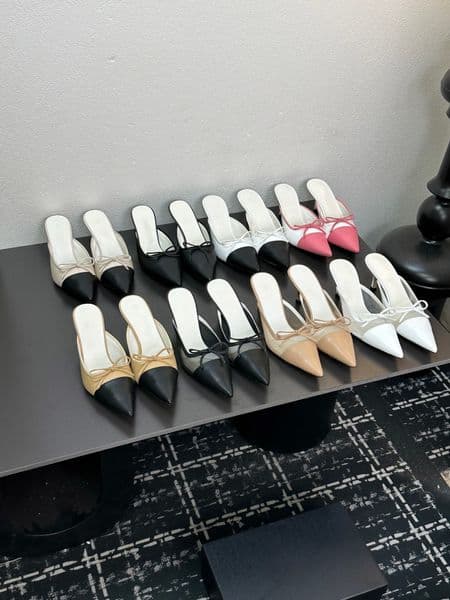 Minimalist luxury slippers, versatile casual elegant comfortable sandals in a gift box
