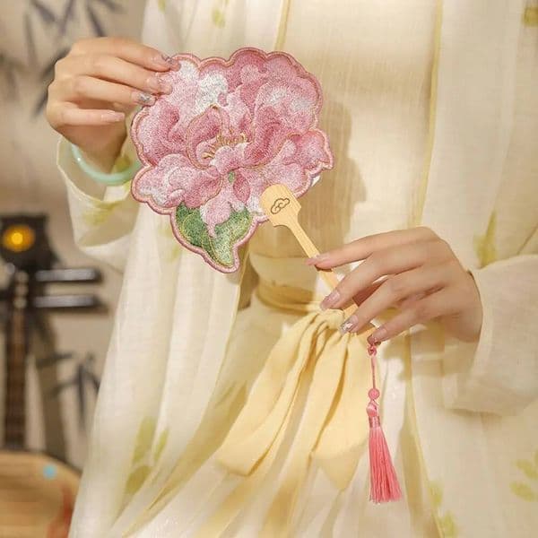 Vintage Handheld Embroidered Round with Pendant Tassels Chinese Style Butterfly Floral Shaped Group Fan Photography Prop