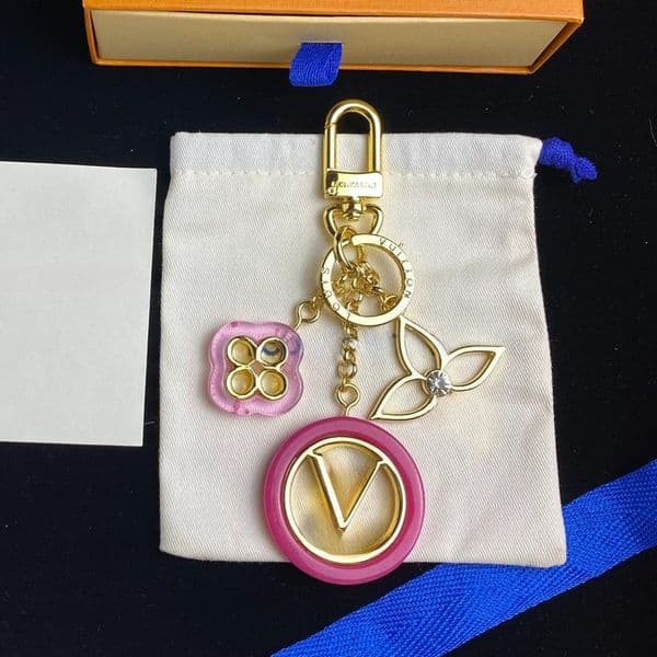 Fashion Key Buckle Car Keychain Handmade Leather Keychains Men Women Bag Pendant Accessories
