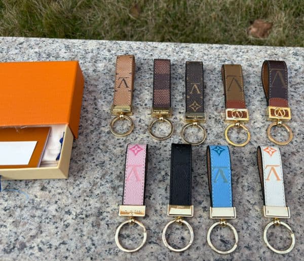 Fashion key luxury Single pop letters leather high-end designer cartoon keychain Men's and women's keychain fashion jewelry