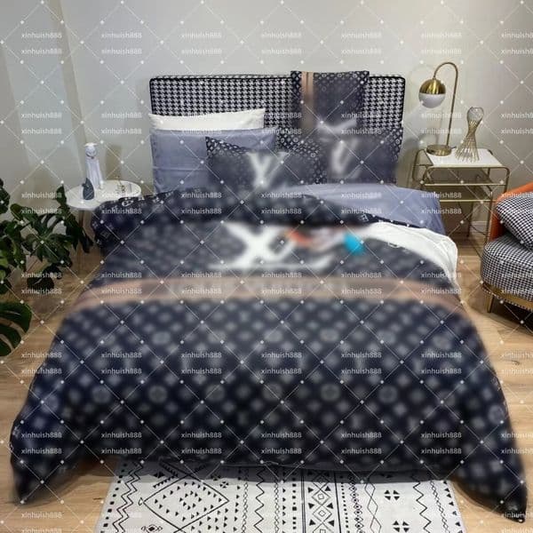Designer Bedding Set - Summer Ice Silk Four-piece Set - Comfortable And Skin-friendly Coverlet * 1 Sheet * 2 Pillow Covers * 2 Dimensions: 200*230cm