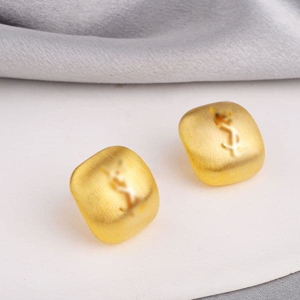 Luxurious earrings with matte brushed and geometric square-shaped personalized stud earrings, unique and exclusive jewelry for special occasions. Perfect