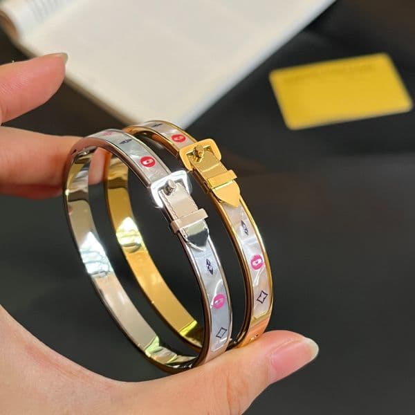 New Gold - Toned Bangle With Shell - Patterned Detail Buckle Fastener Delicate Daily Stylish Jewelry Gift For Her High - Quality And Fashionable Accessory