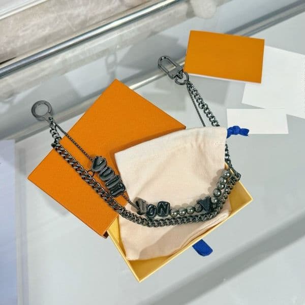Top Version New Designer Keychain Luxury Keychain Bag Charm Pendant Car Key Chain Keyring High Quality Bag Accessories