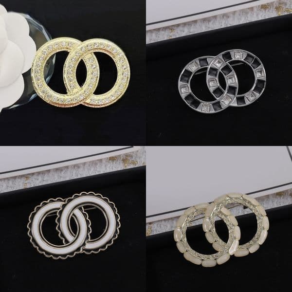 Brooches Pearl Designer Diamond Letter Crystal Jewelry Pin Charm Men Womens Marry Popular Christmas Party Love Gift Accessories Copper Brooch Wholesale
